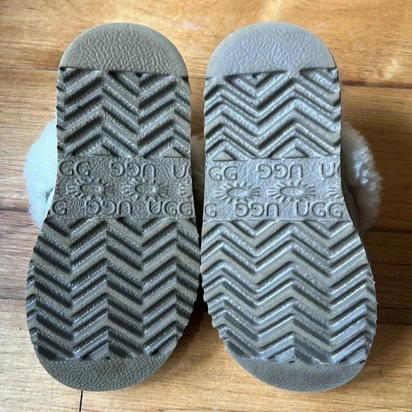 UGG Girl’s Cozy Iil Slipper Little Kids Size 10 - Picture 5 of 7